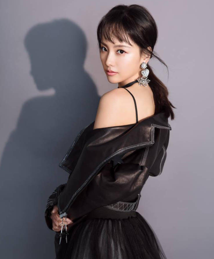 老公 张嘉倪穿上秋天第一件皮衣，剪学生头好乖，被老公牵着像邻家妹妹