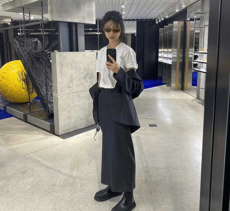 身材 《鱿鱼游戏》郑浩妍原是名模,身材纤瘦却是衣架子,厌世脸挺高级