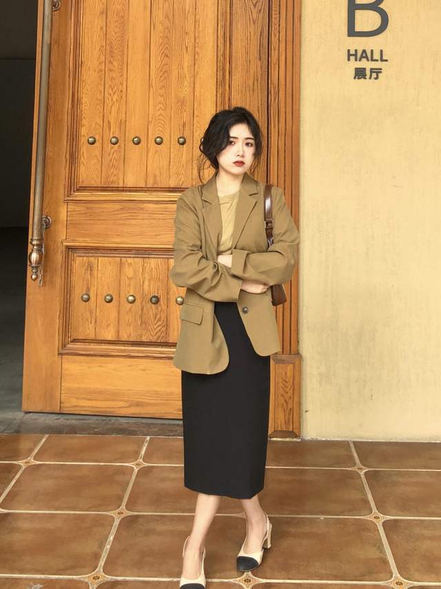 小个子 西装外套怎么穿出高级感?不如搭配半身裙,优雅时尚又能提升气质