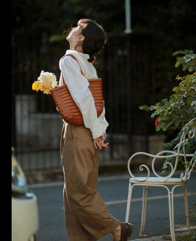 服装 针织衫马甲叠穿衬衫,也可以穿出耀眼夺目的感觉,时尚就这么简单