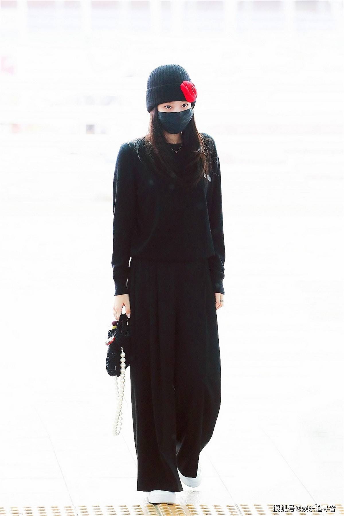 Blackpink Jennie前往巴黎 衣服却成焦点 至少有3个品牌