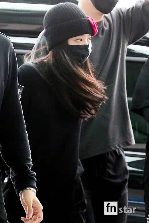 网友Jennie赴时装周，机场穿搭亮点满满，越来越有男友权志龙的味道