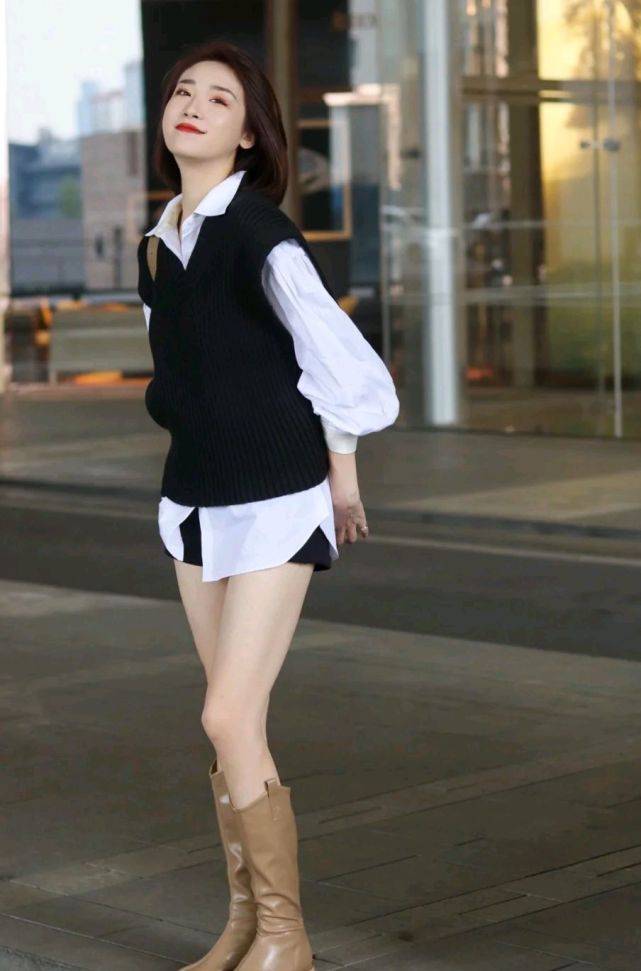 服装 针织衫马甲叠穿衬衫,也可以穿出耀眼夺目的感觉,时尚就这么简单