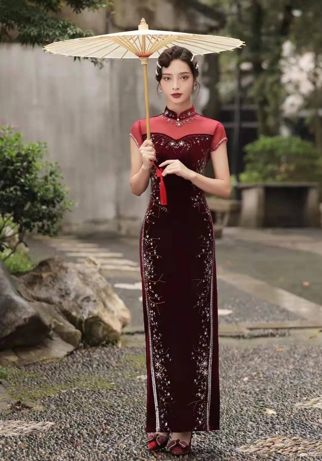 显得 红色丝绒旗袍裙，让你穿出饱满挺拔身材，穿出优雅自信气质的你！