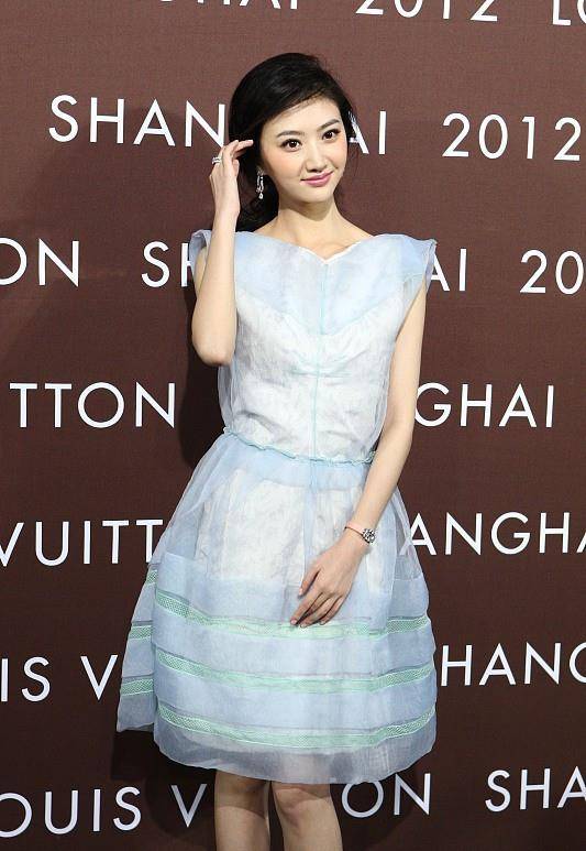 服装 张柏芝张韶涵和景甜合照，明明都穿了裙子，但看不出年龄差