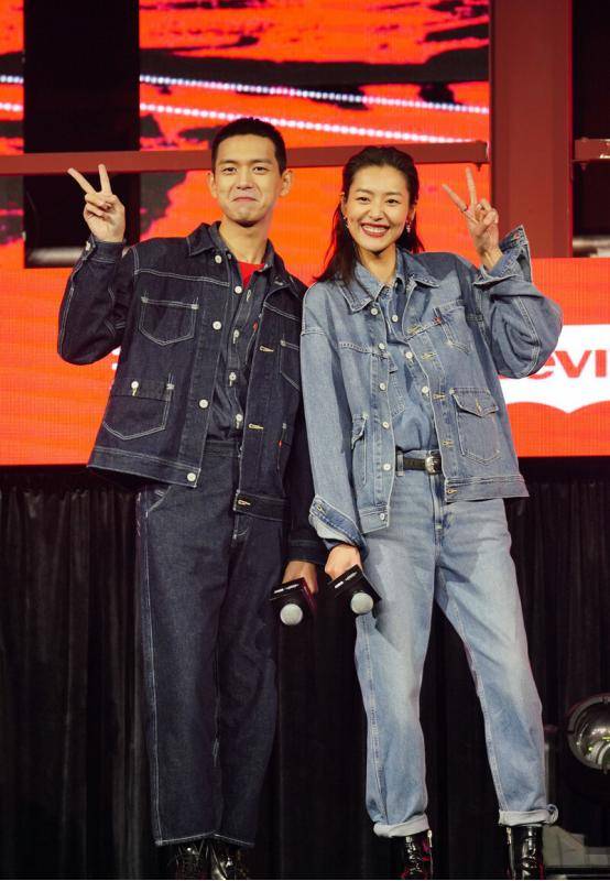 魅力 刘雯和李现的长腿真藏不住，牛仔套装穿出时尚效果，帅气有范儿