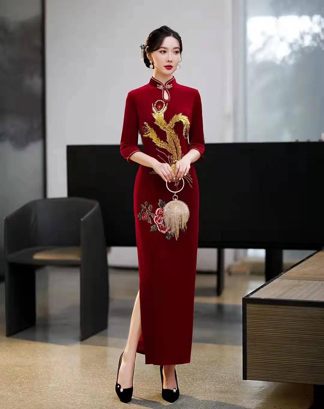 显得 红色丝绒旗袍裙，让你穿出饱满挺拔身材，穿出优雅自信气质的你！