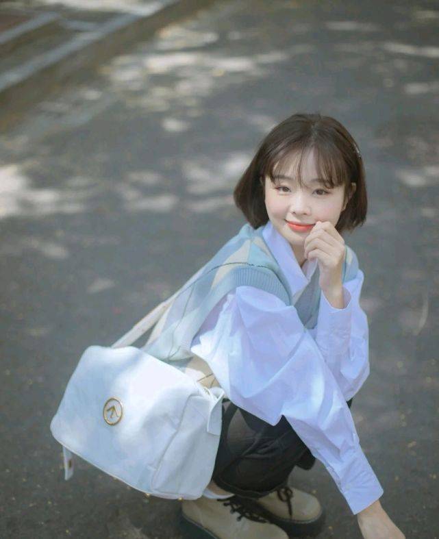 服装 针织衫马甲叠穿衬衫,也可以穿出耀眼夺目的感觉,时尚就这么简单