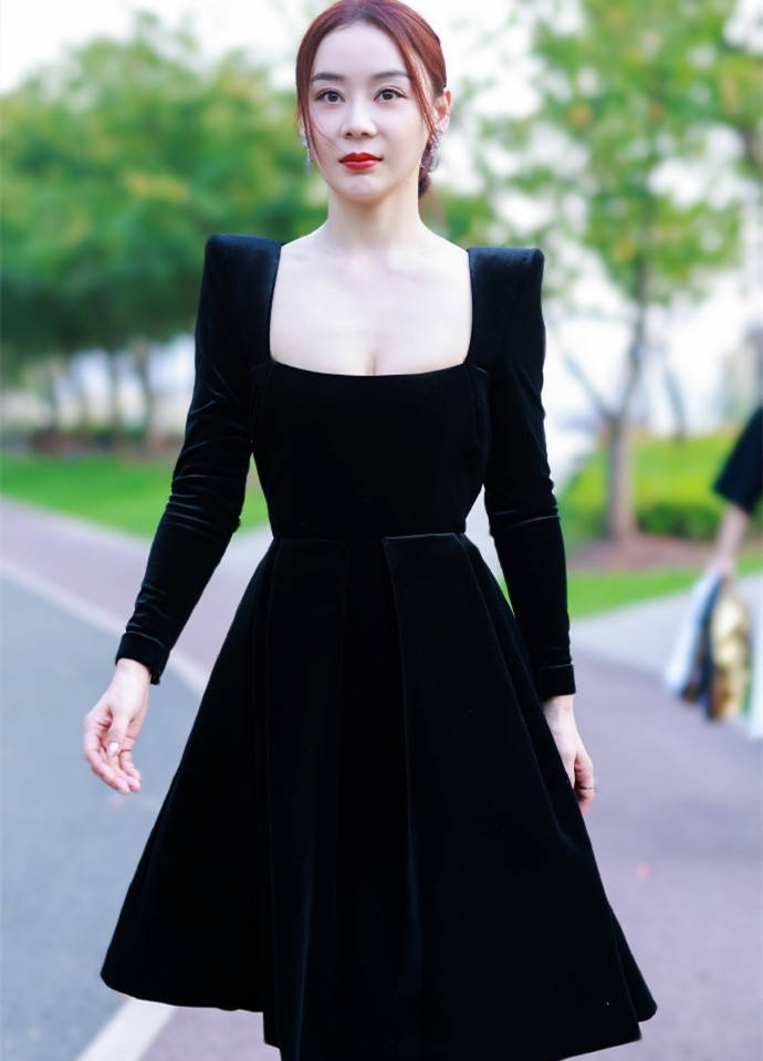 身材 袁姗姗又赢在了“马甲线”，红毯上穿黑裙蛮腰抢镜，腿粗也没减分