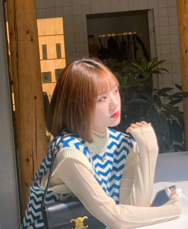 服装 针织衫马甲叠穿衬衫,也可以穿出耀眼夺目的感觉,时尚就这么简单