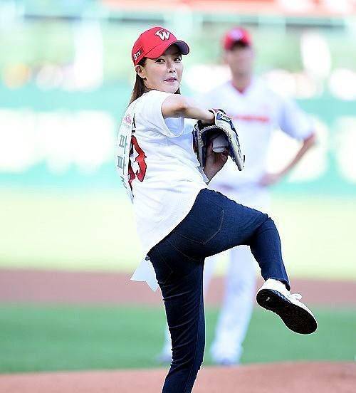 高跟鞋 韩国人保养的都这么好吗？金喜善都40多岁了，穿牛仔裤还很可爱