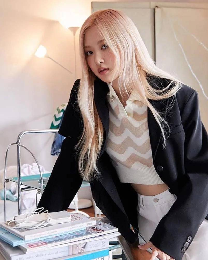 白女士 秋天换季穿啥？网友：女明星都钟爱的针织单品是时候安排了！