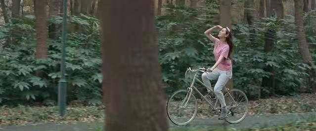 整体 刘诗诗穿polo衫拍照片，既清纯又动人，仿佛是学生时代的校花