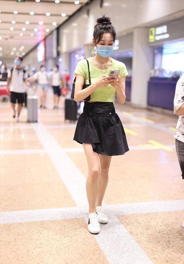 进行 宣璐的腰身真抢眼，穿搭选对很重要，休闲装轻松活力好强