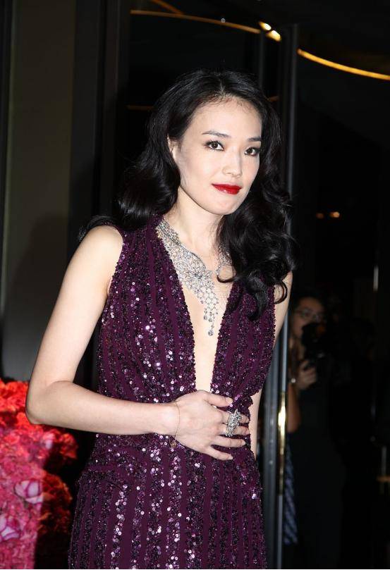 设计 舒淇穿上亮片裙真是风情万种，胸前开叉挺别致，浓妆红唇更撩人