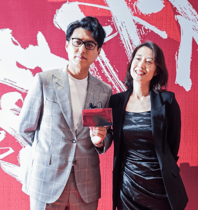 注入 刘敏涛从不刻意扮嫩，垫肩西装配缎面吊带，一身黑气质高级又优雅