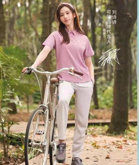 整体 刘诗诗穿polo衫拍照片，既清纯又动人，仿佛是学生时代的校花