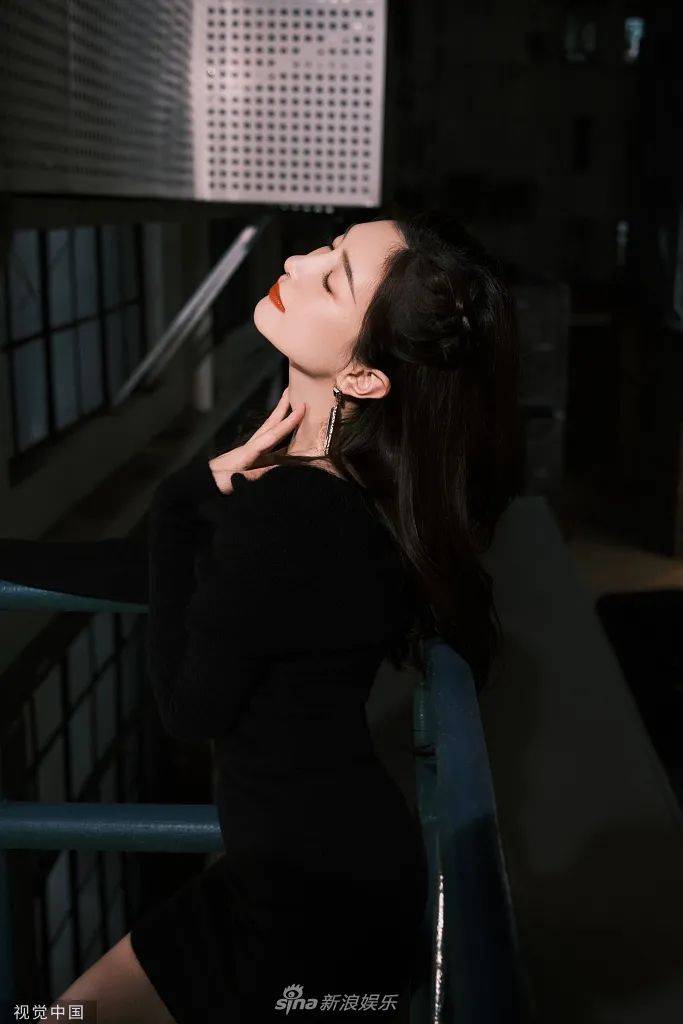 短裙 江疏影穿紧身黑裙秀锁骨！雪肤玉貌大长腿太性感撩人