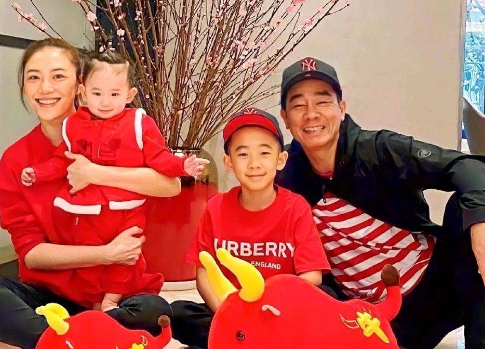 曾被向太认定为儿媳妇,把陈小春宠成“儿子”,应采儿太“精”了_陈岚