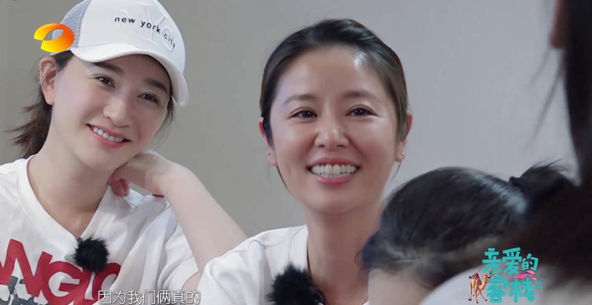 和林 李小冉的肌肤真的好白，和林心如穿相似的短袖，气质却完全不同