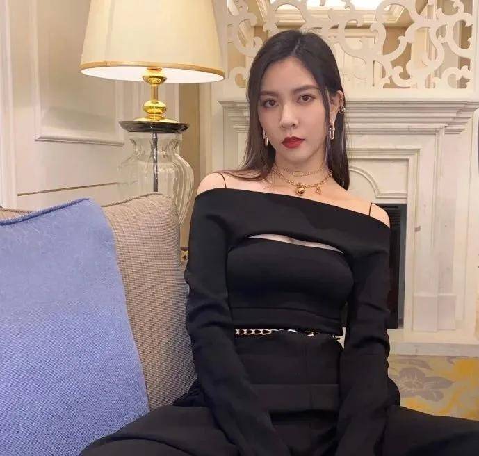 白女士 秋天换季穿啥？网友：女明星都钟爱的针织单品是时候安排了！