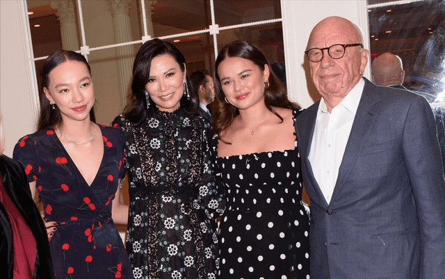 颜色 邓文迪的气质真挺好，花裙子一般人很难驾驭，女王风范挺强