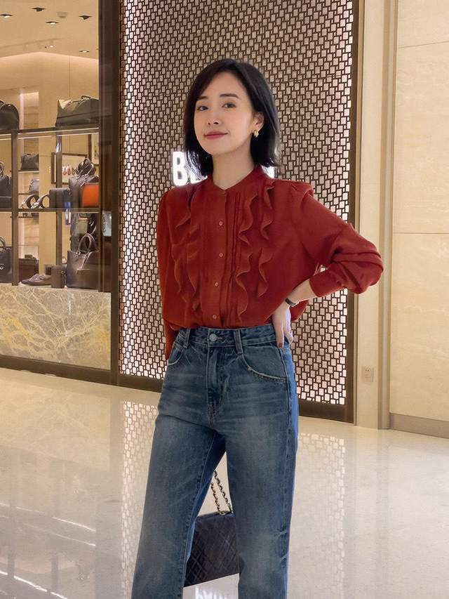 大衣 30+女性怎么穿才显气质？红色衬衫+高腰牛仔裤，高级时尚又显白