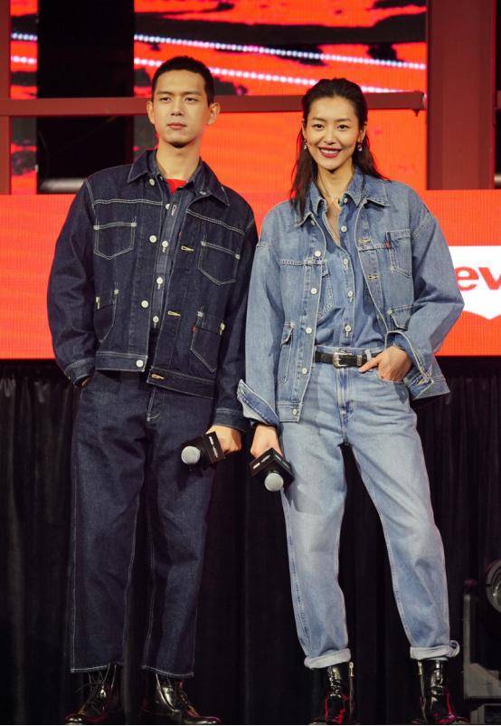 魅力 刘雯和李现的长腿真藏不住，牛仔套装穿出时尚效果，帅气有范儿