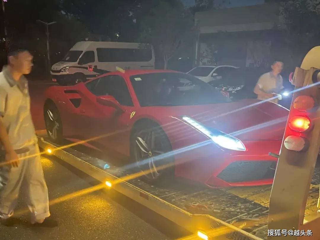 9月4日晚上,驾驶法拉利轿车从义乌回诸暨途中,在杭金衢高速上开到了1