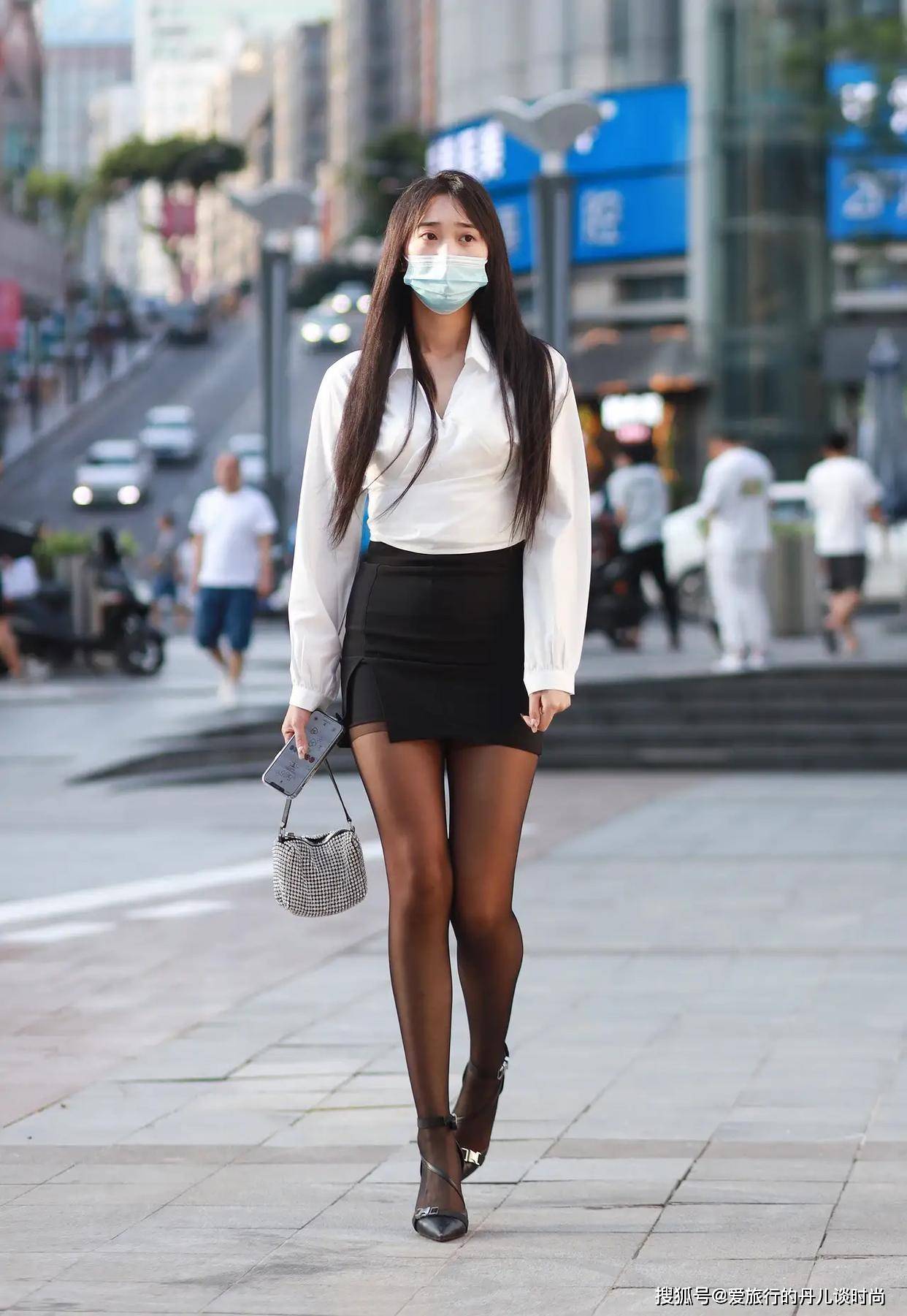 黑色 白色小V领衬衫搭配黑色高腰包臀裙，职业范满满，优雅动人。
