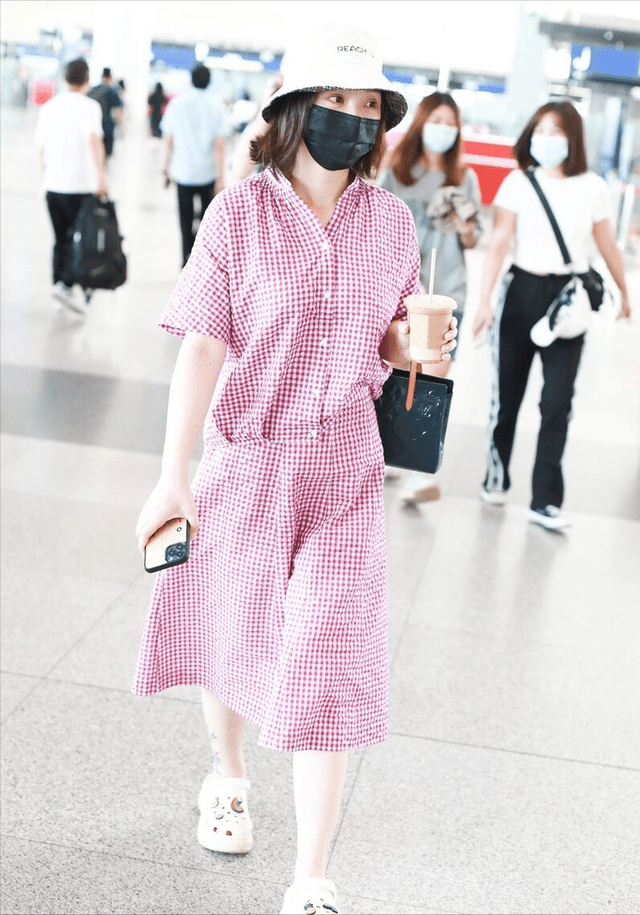 魅力 柳岩的裙装都很低调,可看着却移不开目光,又纯又欲的风格撩人