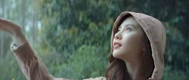 整体 刘诗诗穿polo衫拍照片，既清纯又动人，仿佛是学生时代的校花