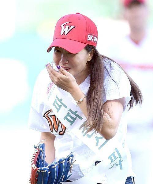 高跟鞋 韩国人保养的都这么好吗？金喜善都40多岁了，穿牛仔裤还很可爱