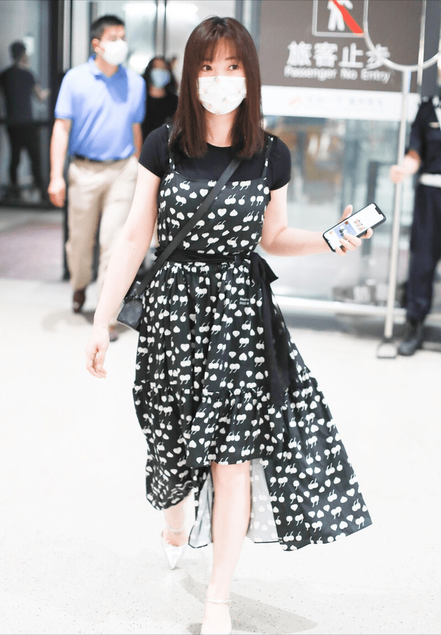 魅力 柳岩的裙装都很低调,可看着却移不开目光,又纯又欲的风格撩人