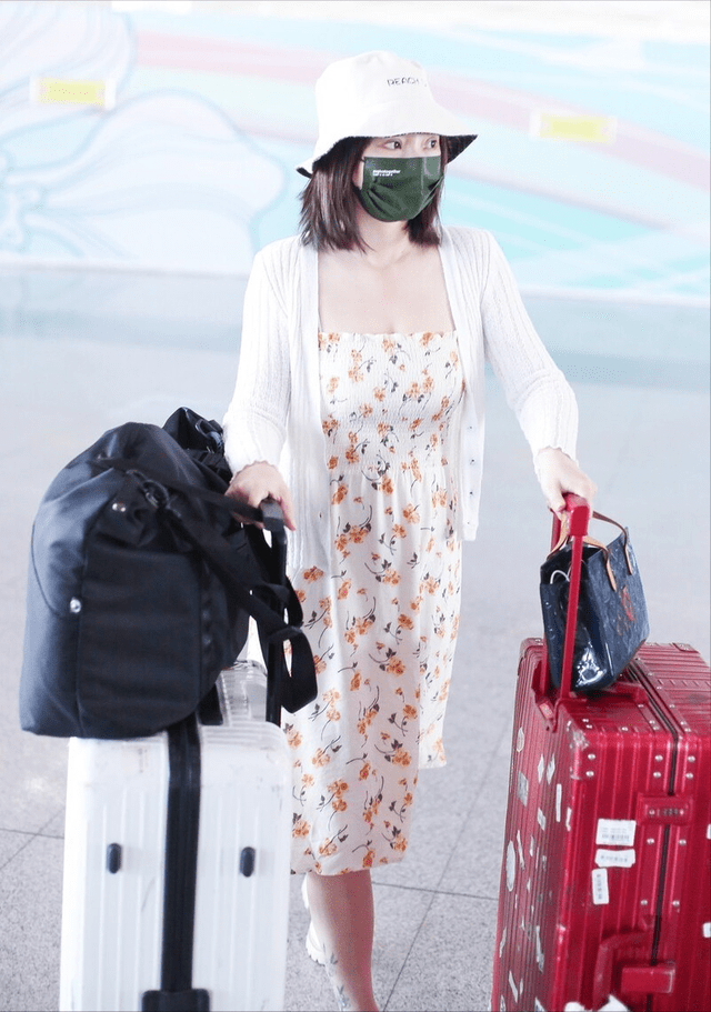 魅力 柳岩的裙装都很低调，可看着却移不开目光，又纯又欲的风格撩人