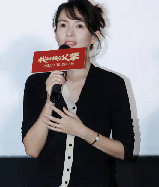 黑色 章子怡国庆档要爆火！四大导演首合体，她穿红裙美成唯一“红花”