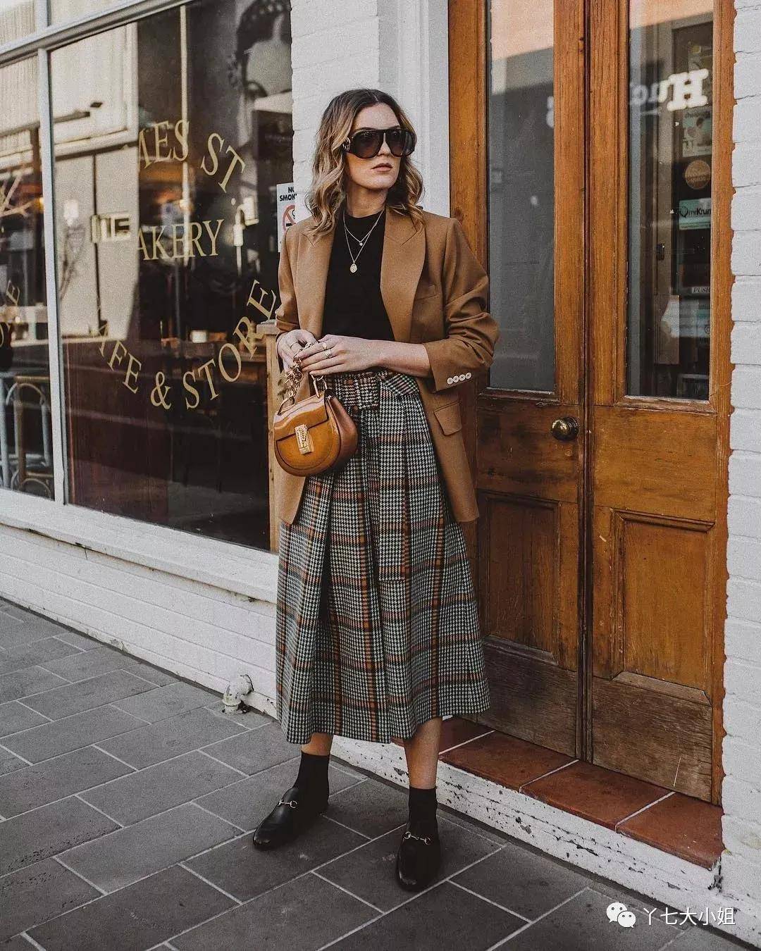 整体 十月份的裙子,这条廓形裙最好穿~