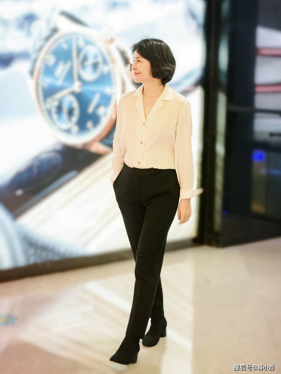 大气 女人到了中年，穿衣要讲究，多选择这些款式的单品，时髦还大气