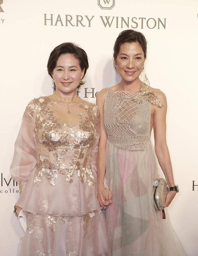 首富 香港女首富何超琼，穿仙女蛋糕裙气场依旧强，与杨紫琼同框真养眼