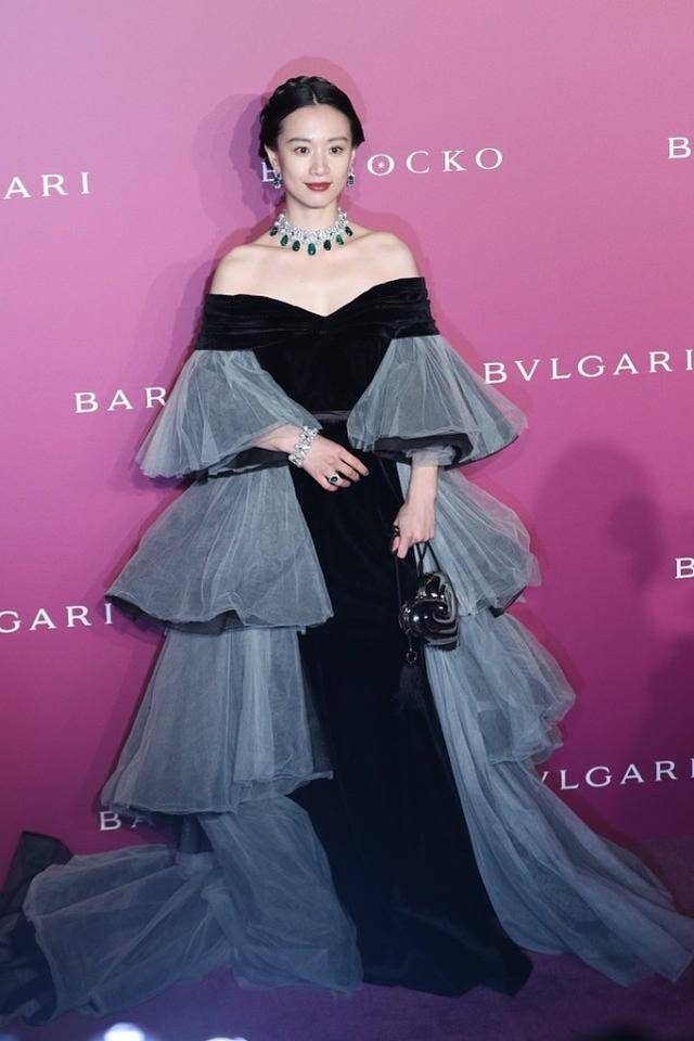 设计 李梦的裙装选择挺特别,淡黄的长裙别有风味,配上项链更惹眼