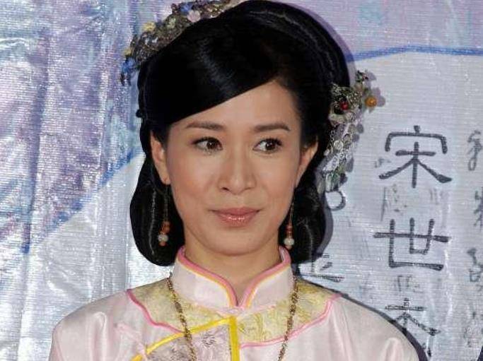 花瓣 佘诗曼穿衣上罕见翻车，穿“花瓣裙”过于夸张，连脖子都看不见了