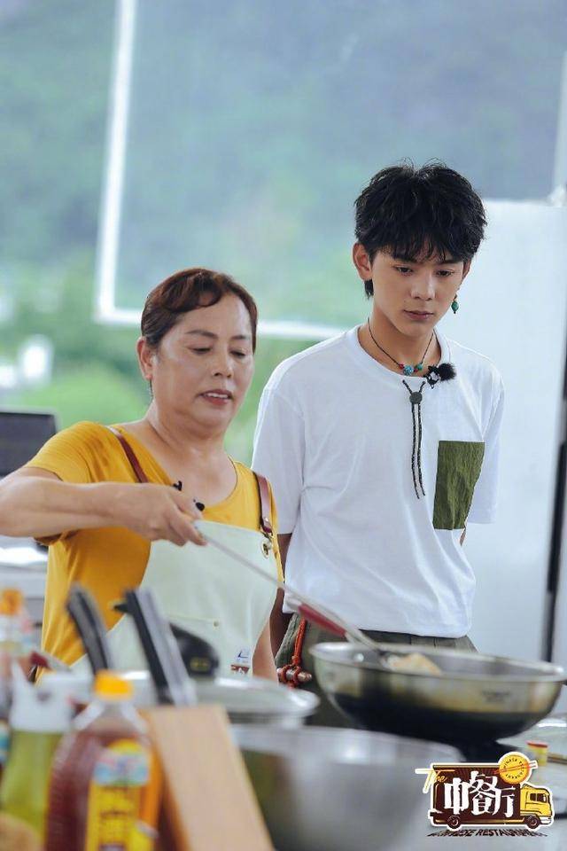 家乡|《中餐厅》丁真做菜被推上热搜，做菜极为熟练，网友纷纷称赞！