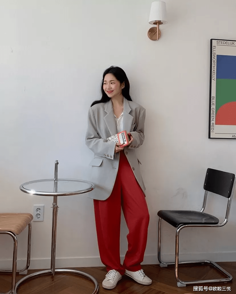 风衣 外套里面不仅仅是打底衫，今年秋天流行这3件内搭！美炸了！