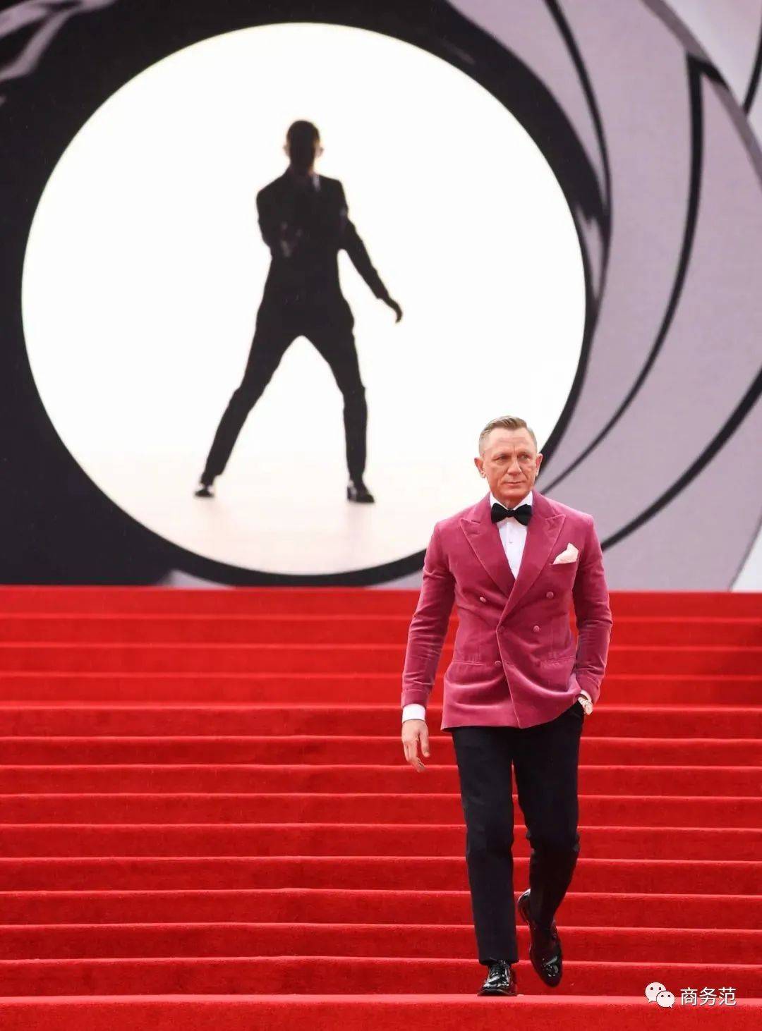 威廉凯特阿谀007首映！拉菲2注册53岁“邦德”穿粉西装戴欧