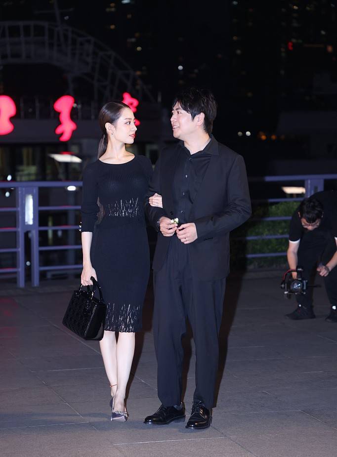 黑色 郎朗混血老婆身材气质不一般，紧身针织裙穿出3D感，真给郎朗长脸