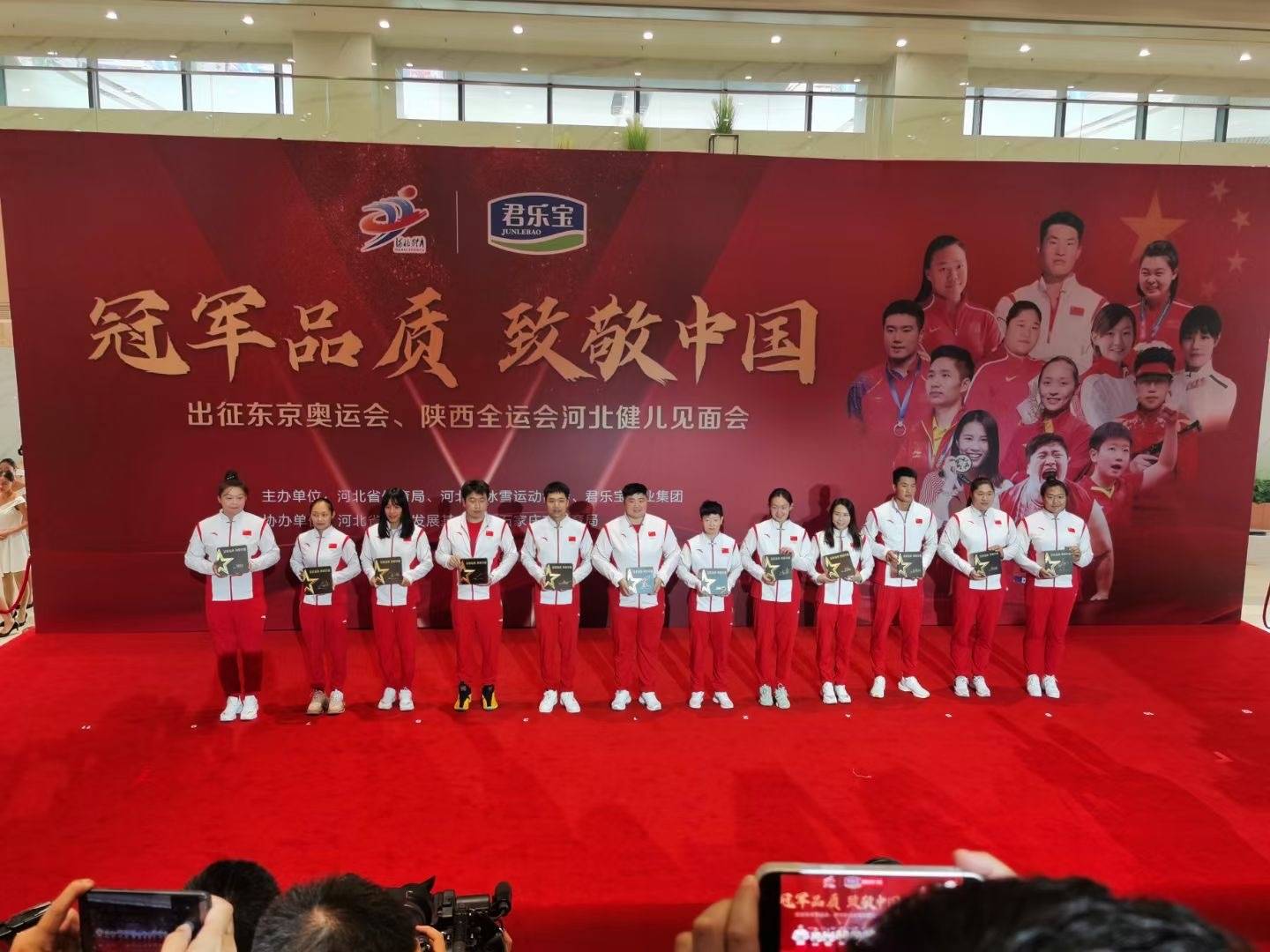 全运会|孙颖莎回家乡获100万现金奖励，紧挨巩立姣齐坐台阶，体型反差大