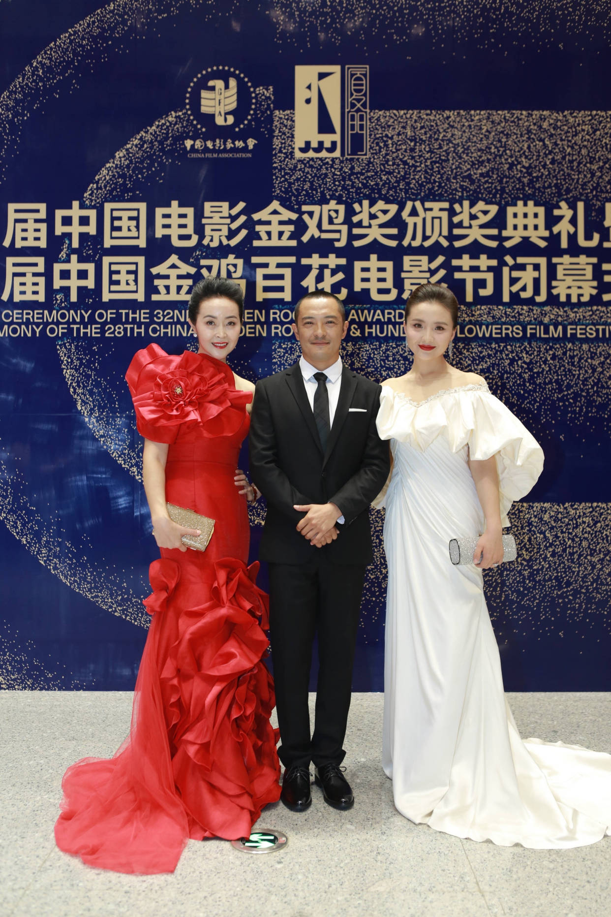 色调 方晓莉真不像是中年人,一袭牡丹抹胸裙明艳大方,身段婀娜气质佳