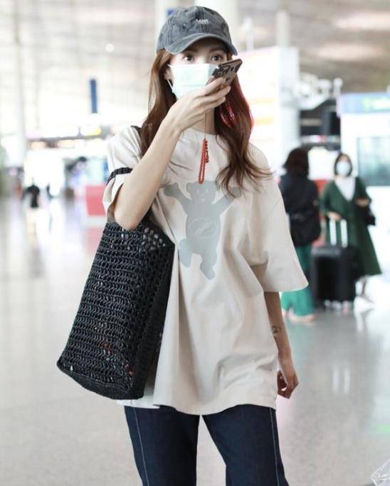 身材 吴奇隆夫妇现身，朴素打扮没有明星架子，刘诗诗偎依在旁小鸟依人