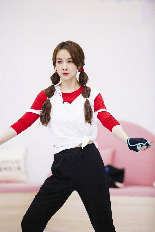 女王 张萌果然是“心机”女王，穿T恤前面“挖个”爱心，显得身材更好