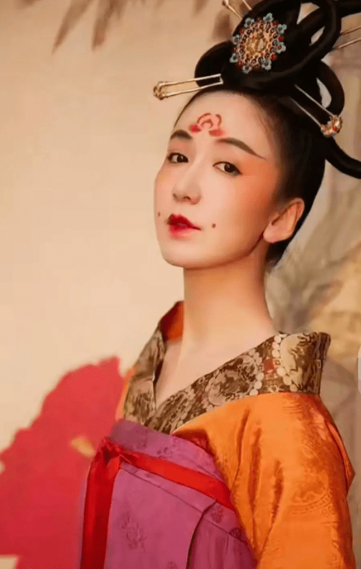 张静初 张静初红毯简约知性,娄艺潇的唐装靓丽,姚安娜终于找对风格